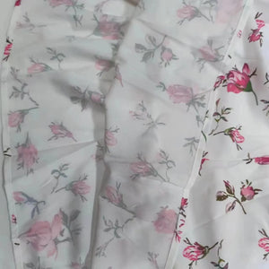 Blommig miniklänning med V-ringning och puffärmar