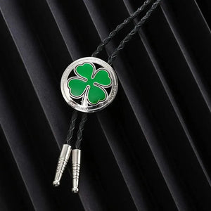 Bolo tie i läder med grön fyrklöver Grön