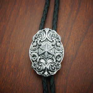 Bolo tie i läder med ovalt graverat hänge i antiksilver Silver