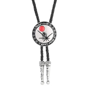 Bolo tie i rund form med stjärnmotiv Röd