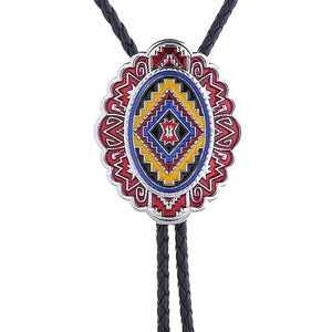 Bolo tie med ovalt hänge i färgglad tribaldesign