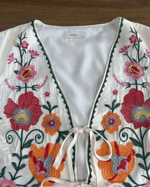 Broderad blus med blommor