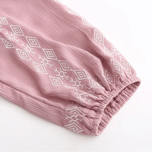 Broderad miniklänning i boho-stil med ballongärm och fransar