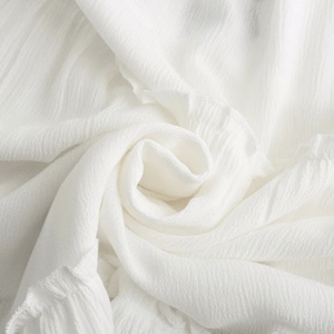 Broderad miniklänning i boho-stil med ballongärm och fransar
