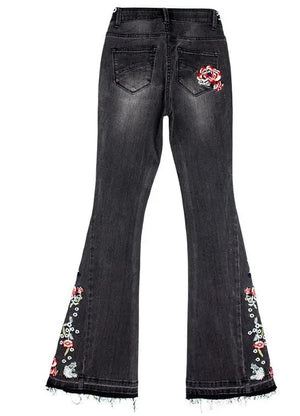 Broderade svarta flare jeans med blommönster