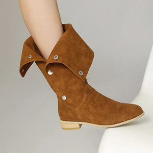 Cowboyboots i mockalook med knappar och bred skaftöppning