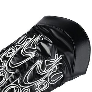Cowboyboots med elegant broderi och glansig yta