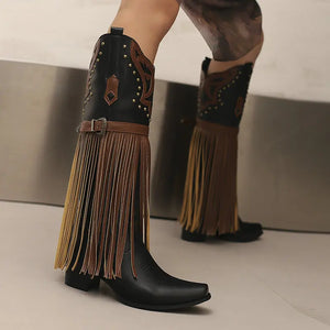 Cowboyboots med fransar och dekorativt spänne i vintage-stil