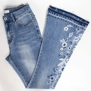 Ljusblå utsvängda jeans dam med blombroderi