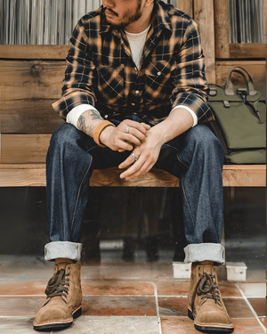 Mörkblå raka selvedge jeans i raw denim