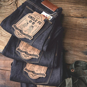 Mörkblå tapered selvedge jeans i raw denim