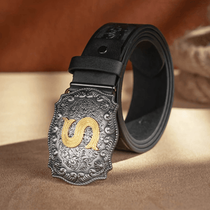 Svart westernbälte med Graverat Mönster och Initialspänne i Metall