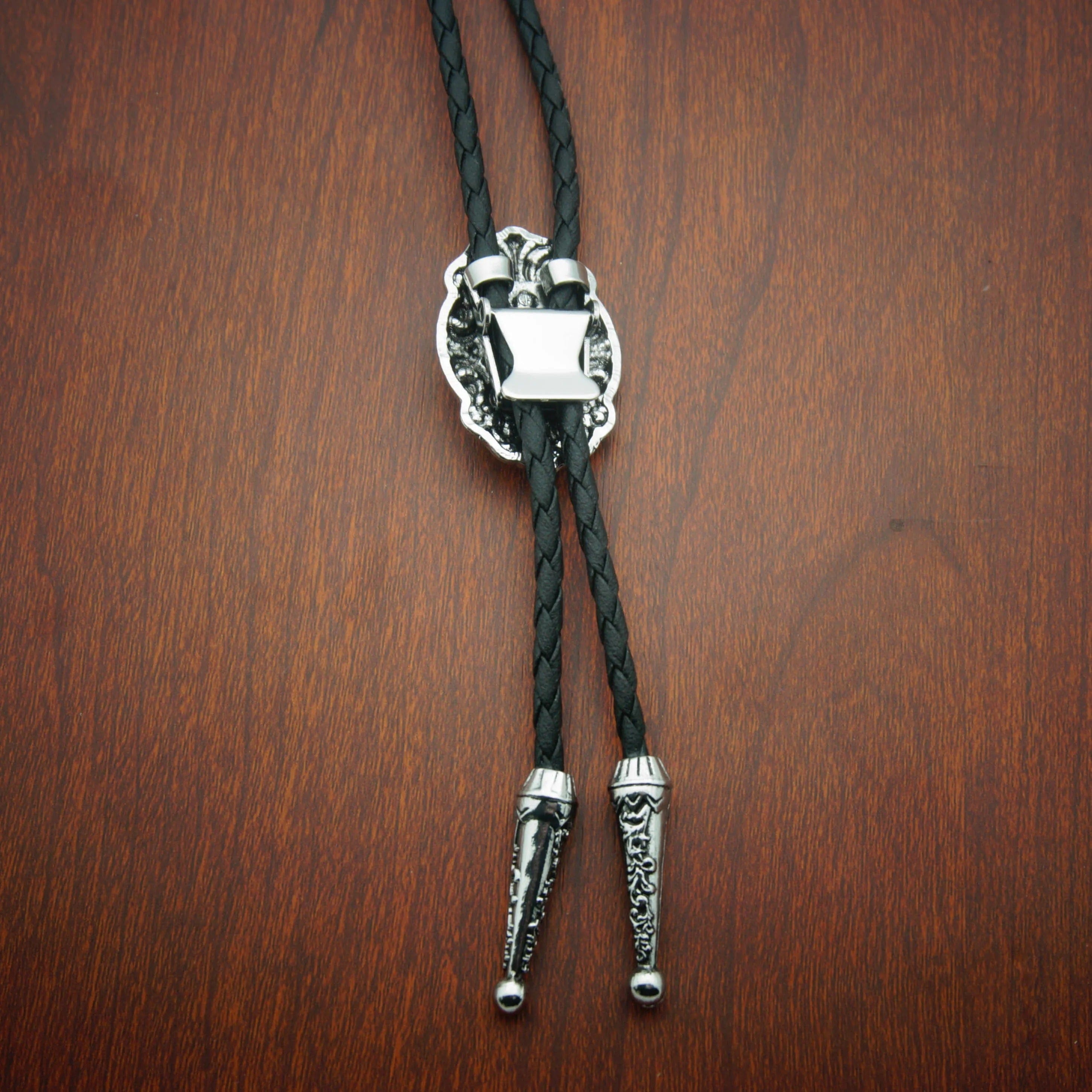 Bolo tie i läder med ovalt graverat hänge i antiksilver Silver