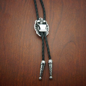 Bolo tie i läder med ovalt graverat hänge i antiksilver Silver