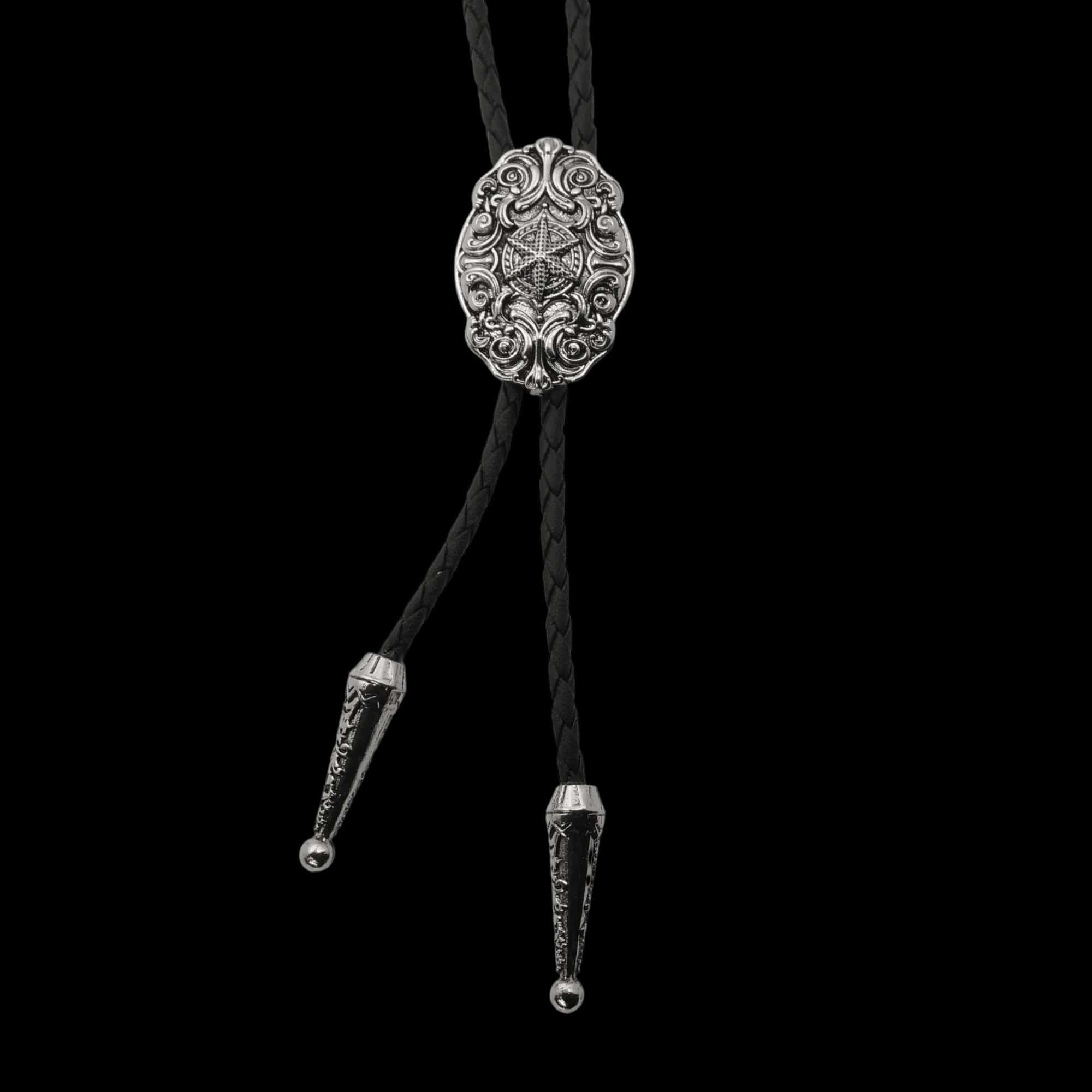 Bolo tie i läder med ovalt graverat hänge i antiksilver Silver