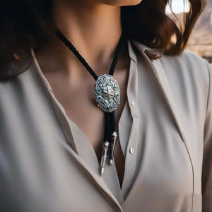 Bolo tie i läder med ovalt graverat hänge i antiksilver Silver