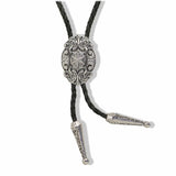 Bolo tie i läder med ovalt graverat hänge i antiksilver Silver