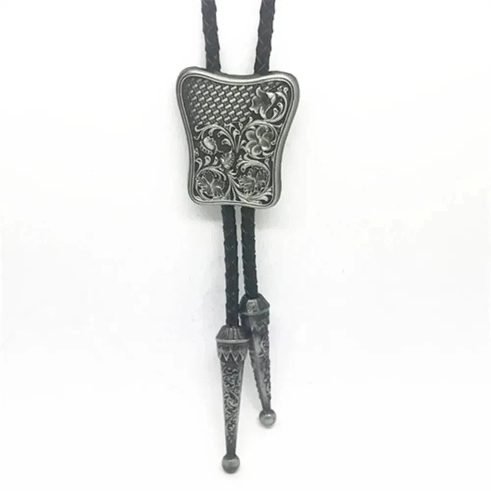 Bolo tie i rektangulär mörk metall med blommigt vintagemönster Mörkgrå