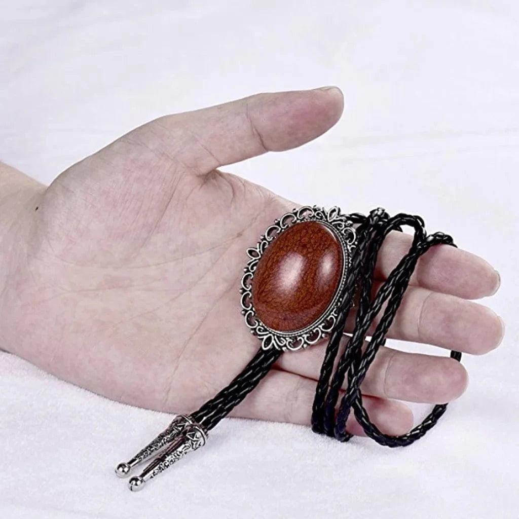 Bolo tie med brunt ovalt hänge i natursten Brun