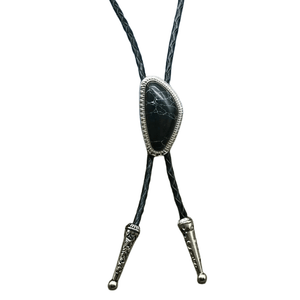 Bolo tie med färgad sten i oregelbunden form Svart