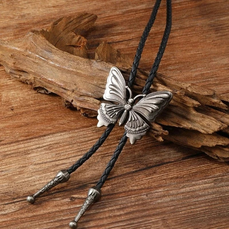 Bolo tie med fjäril i metall