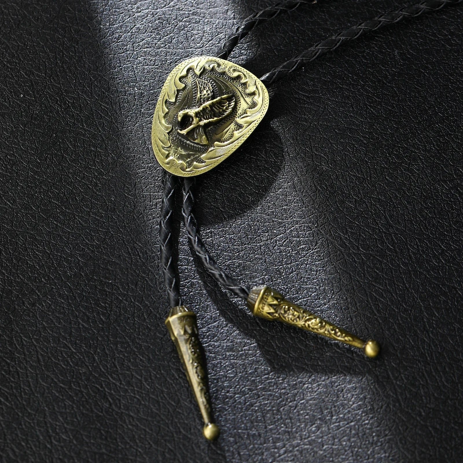 Bolo tie med flygande örn i antikmetall Antikguld