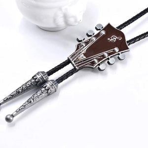 Bolo tie med gitarrhuvud i metall och läderrem