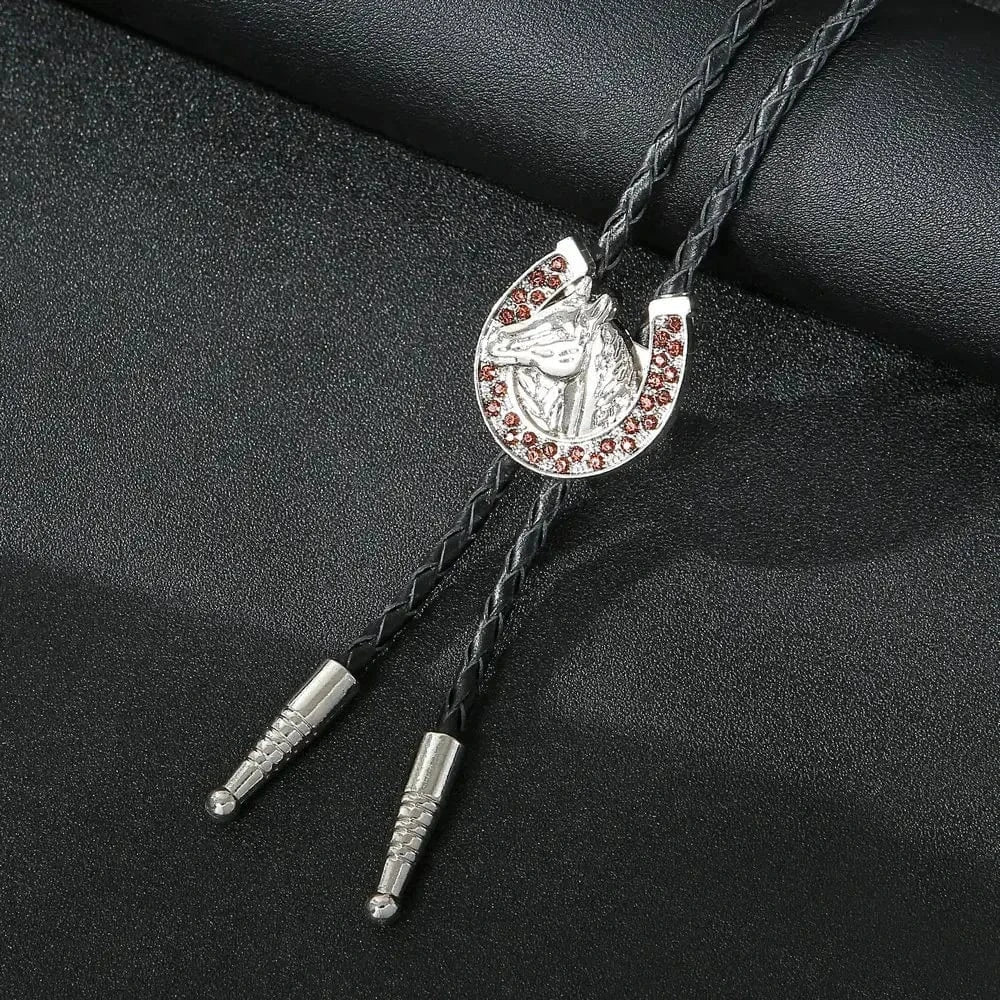 Bolo tie med hästhuvud och glittrande hästsko