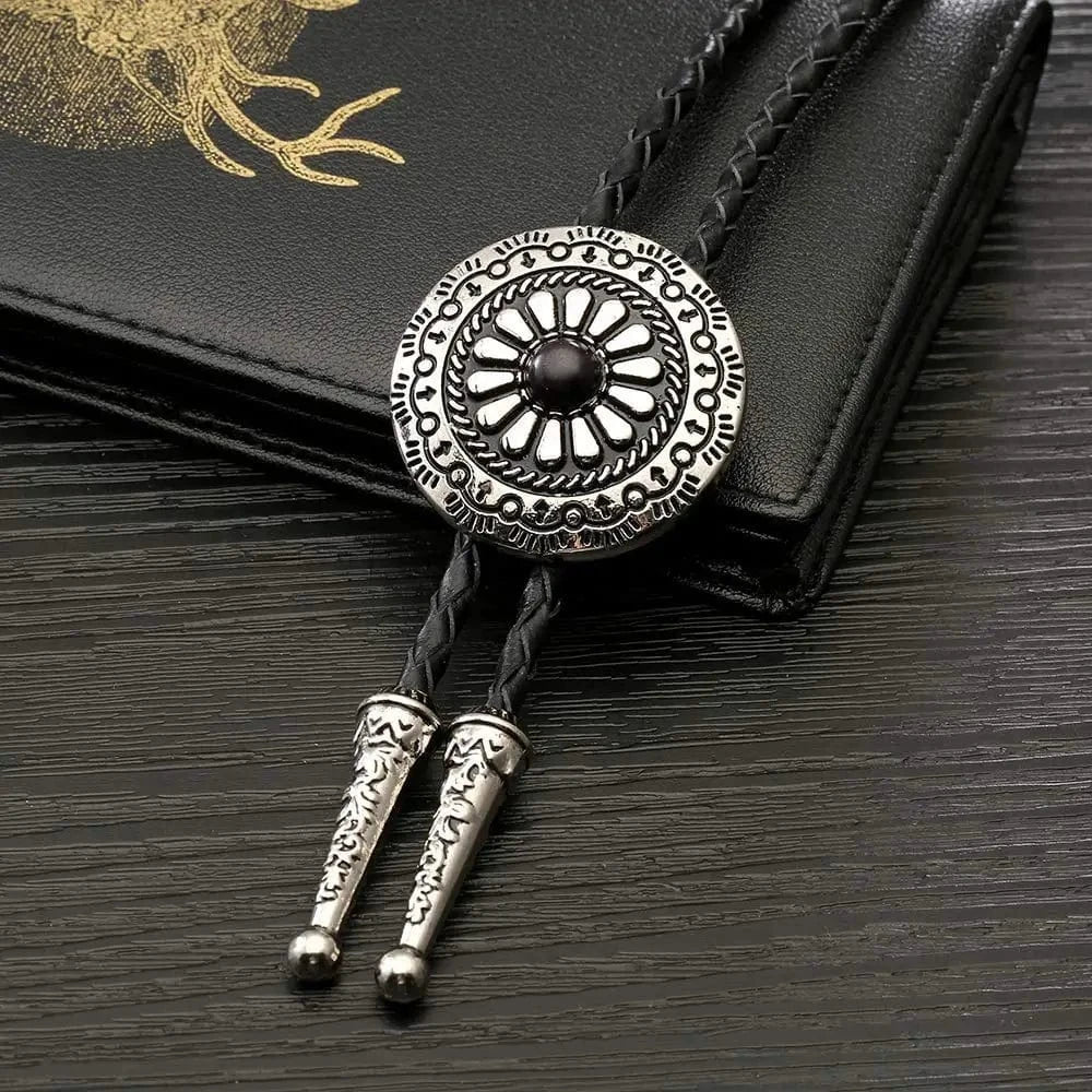 Bolo tie med runt metallhänge och lädersnöre