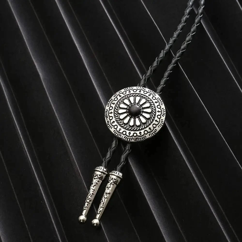 Bolo tie med runt metallhänge och lädersnöre