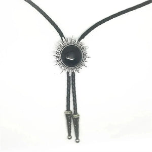 Bolo tie med solinspirerad medaljong i naturglas