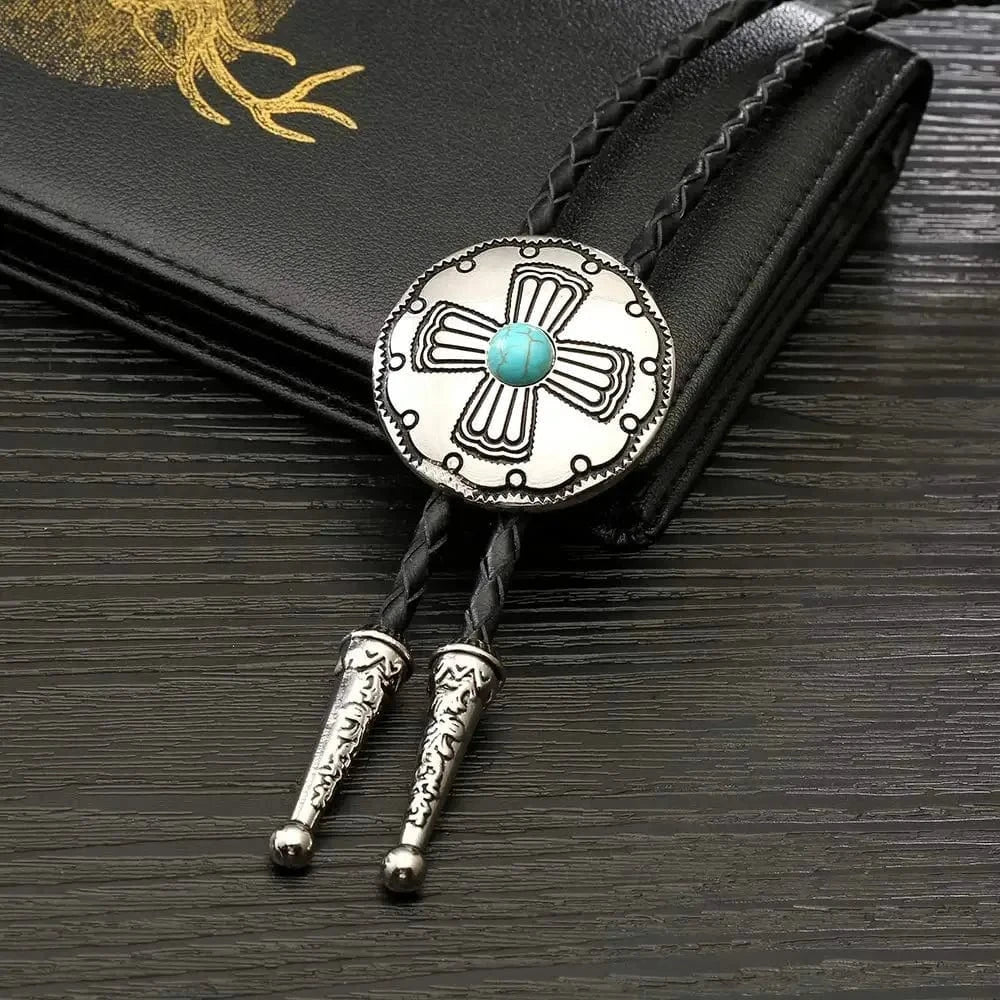 Bolo tie rund med korsdetalj och sten