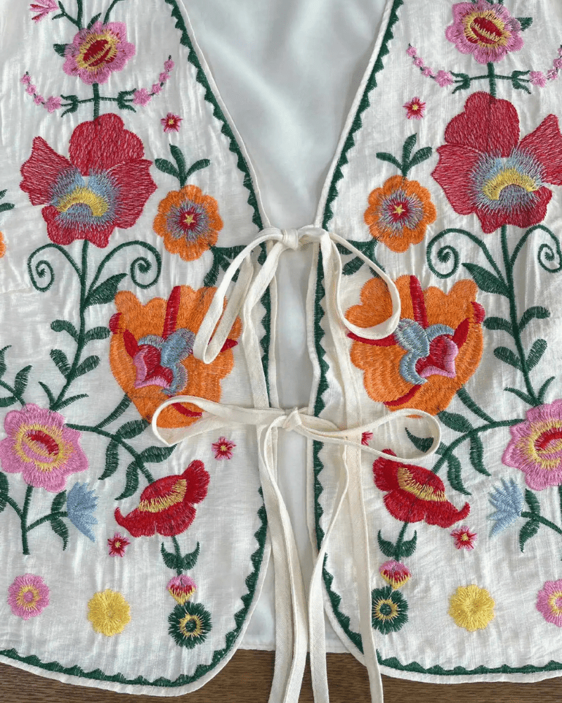 Broderad blus med blommor