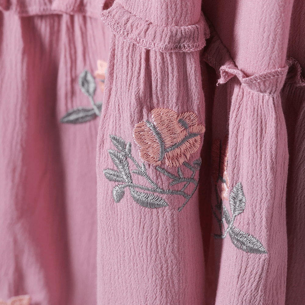 Broderad miniklänning i boho-stil med ballongärm och fransar