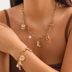 Chunky guldhalsband och armband med western-berlocker