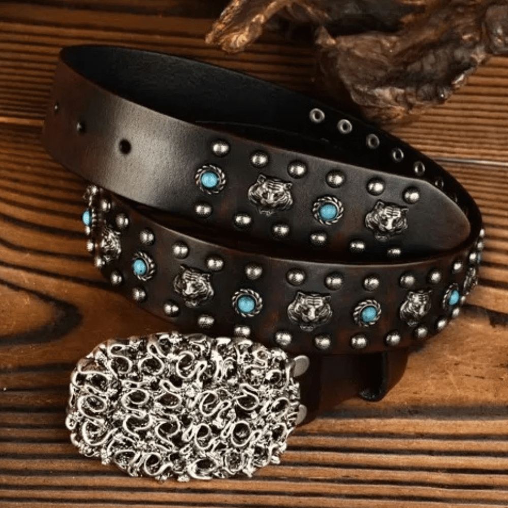 Cowboybälte i Tjockt Läder med Metallnitar och Ornament