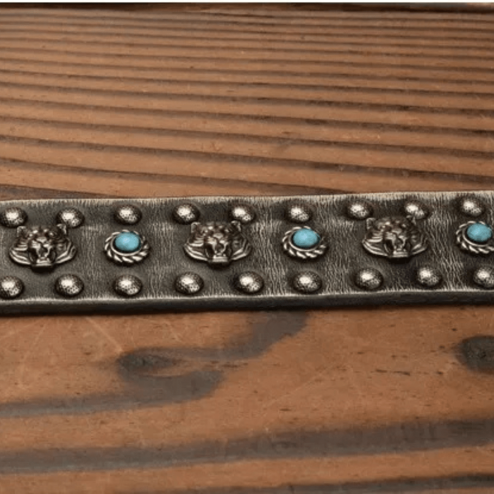 Cowboybälte i Tjockt Läder med Metallnitar och Ornament