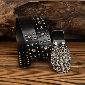 Cowboybälte i Tjockt Läder med Metallnitar och Ornament