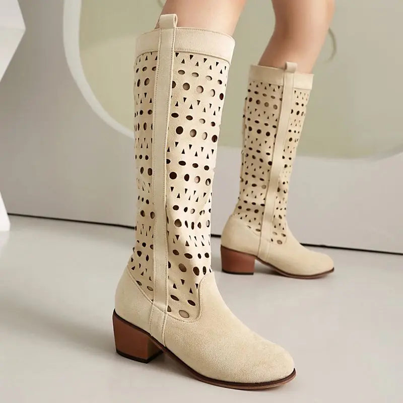 Cowboyboots i mocka med utskuret mönster och rund tå