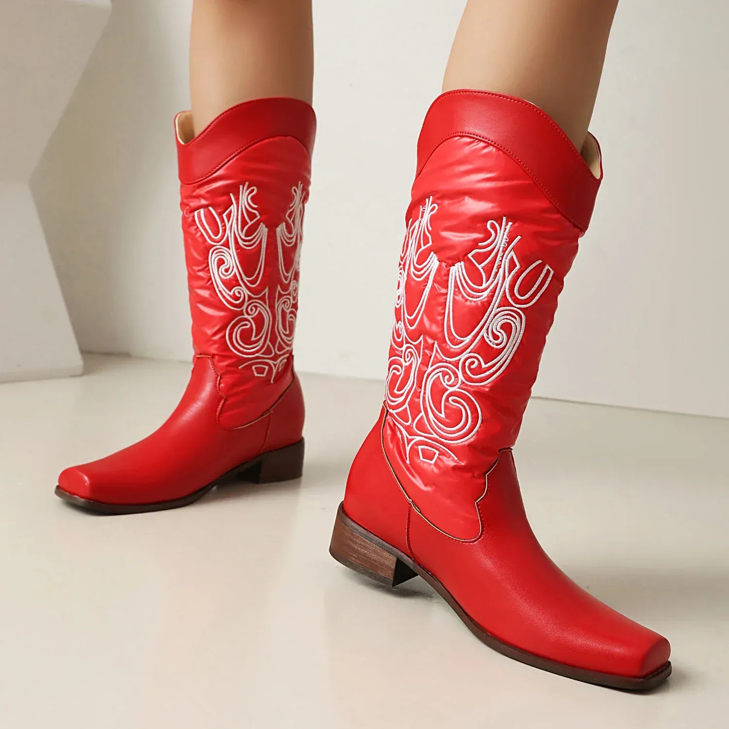 Cowboyboots med elegant broderi och glansig yta