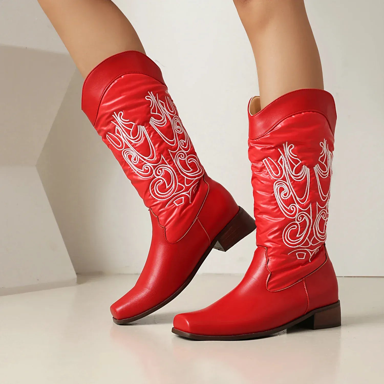 Cowboyboots med elegant broderi och glansig yta