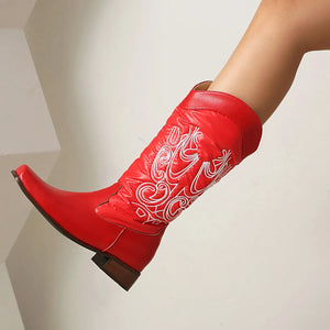 Cowboyboots med elegant broderi och glansig yta