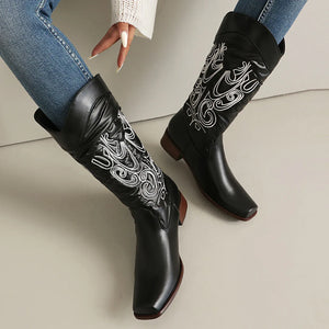 Cowboyboots med elegant broderi och glansig yta