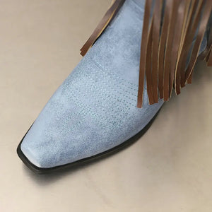 Cowboyboots med fransar och dekorativt spänne i vintage-stil