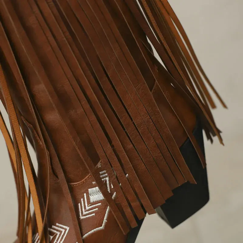Cowboyboots med tofsar i mjukt läder och broderade detaljer