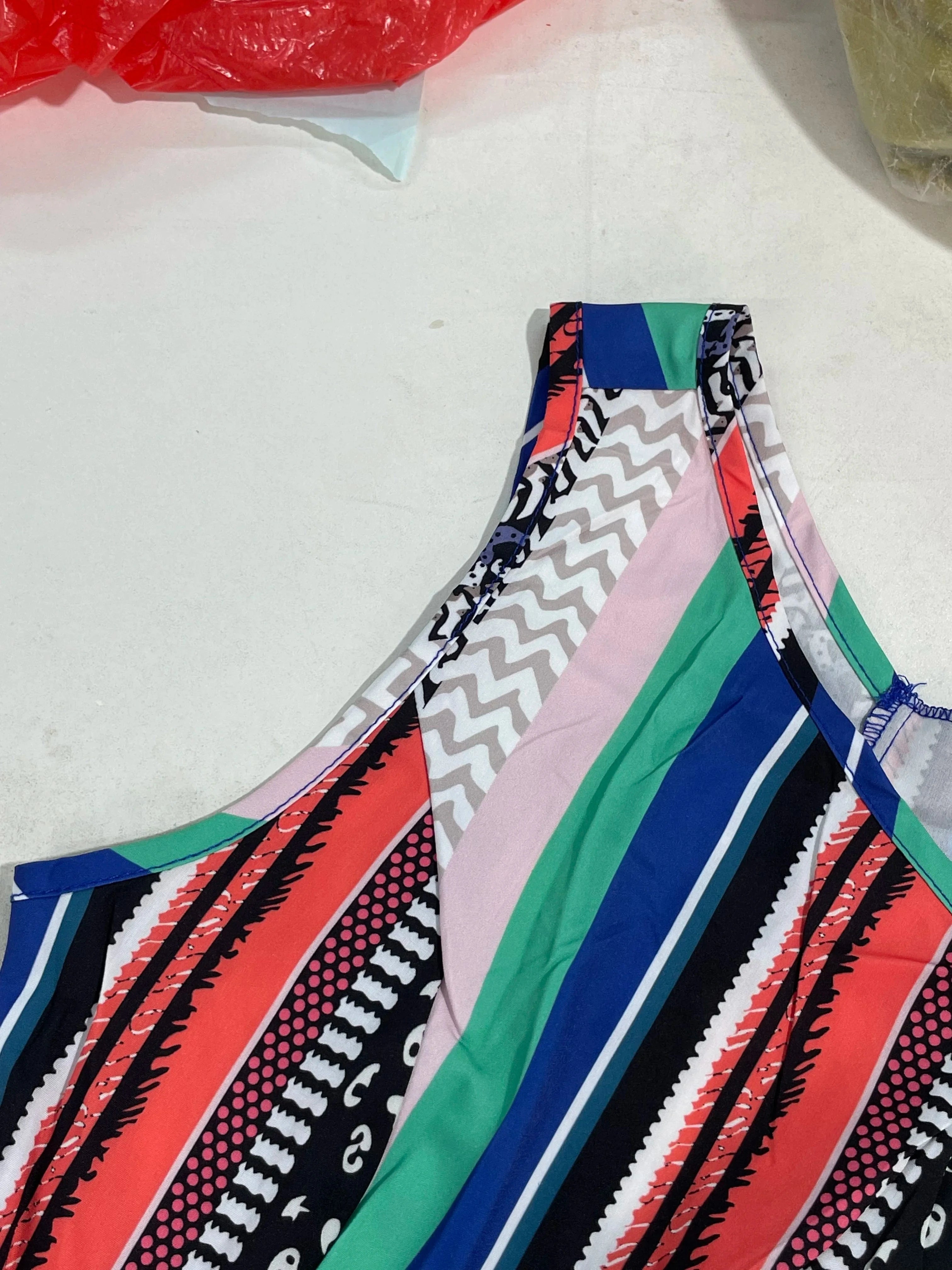 Färgglad randig one shoulder-klänning med hög slits