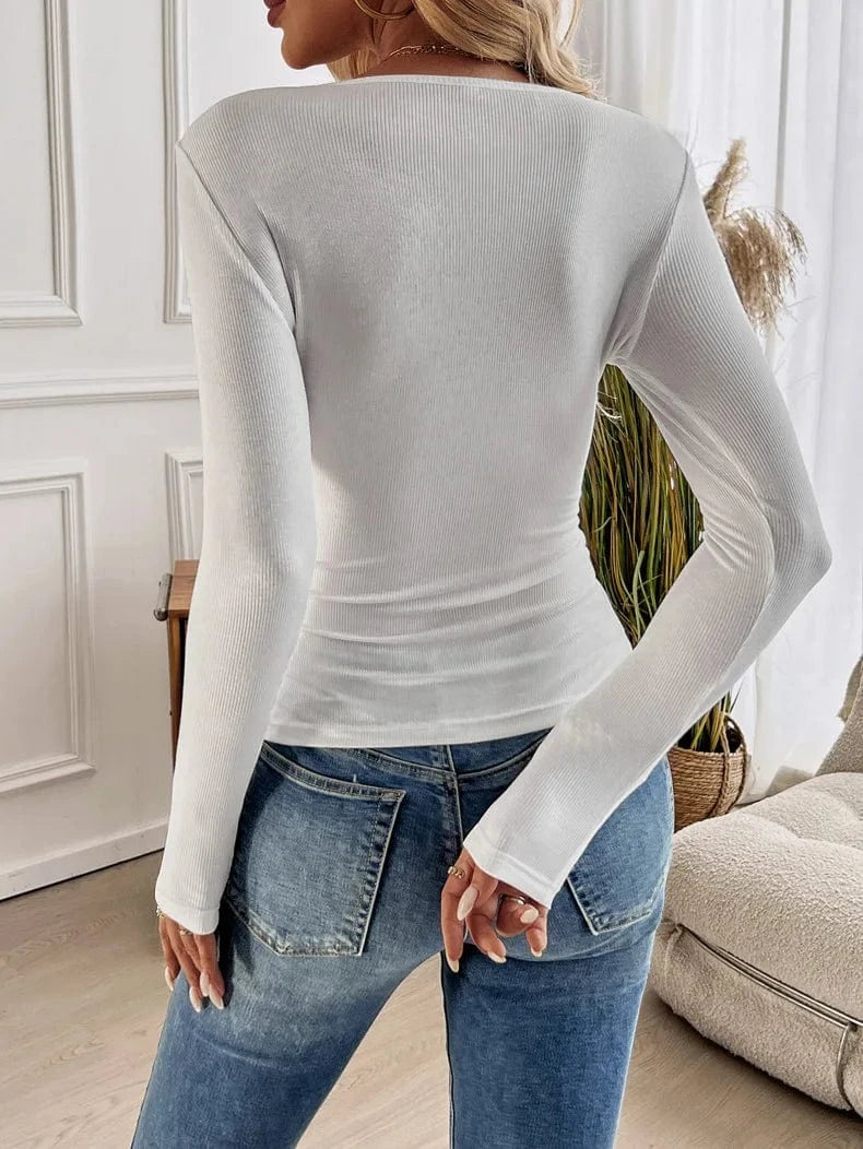 Figursydd blus med spets och V-ringning