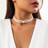 Flerradigt choker-halsband med turkosa pärlor Vit