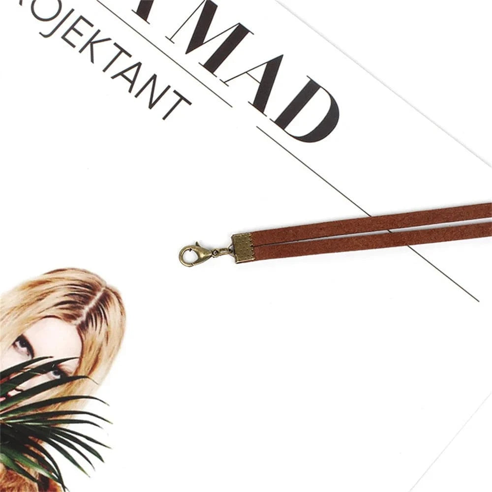 Halsband med ring och fjädrar