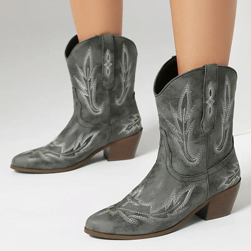 Låga cowboyboots med broderad design och mjuk mockalook
